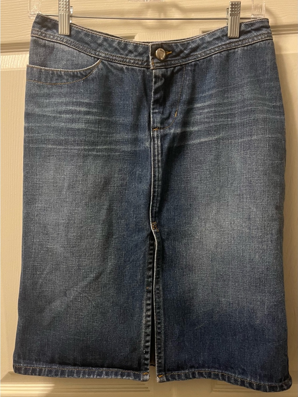 Joe’s Jeans Women’s Denim Skirt, 1 front pocket,1 back pocket. Front slit Sz 27